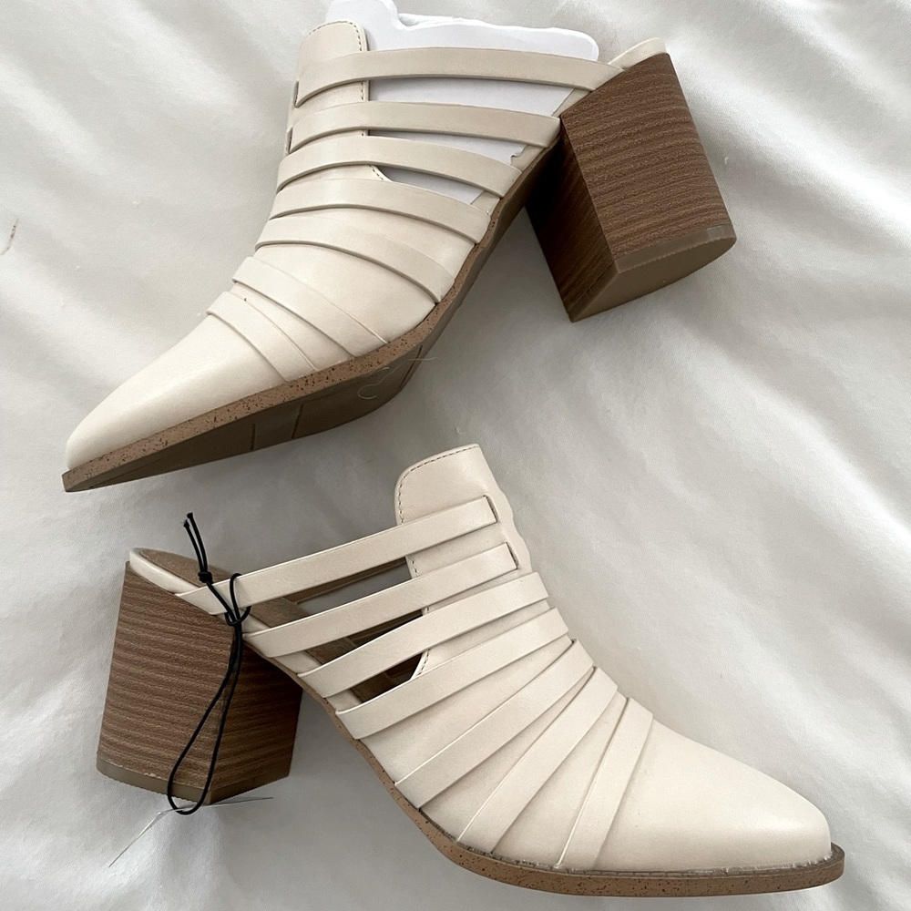 NWT Cream Muled Block Heels (Size 9)